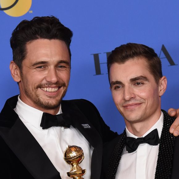 Dave Franco et son frère James Franco (Golden Globe du meilleur acteur dans un film musical ou une comédie pour "The Disaster Artist") - Pressroom - 75e cérémonie annuelle des Golden Globe Awards au Beverly Hilton Hotel à Los Angeles, le 7 janvier 2018. © Chris Delmas/Bestimage
