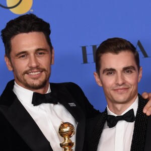 Dave Franco et son frère James Franco (Golden Globe du meilleur acteur dans un film musical ou une comédie pour "The Disaster Artist") - Pressroom - 75e cérémonie annuelle des Golden Globe Awards au Beverly Hilton Hotel à Los Angeles, le 7 janvier 2018. © Chris Delmas/Bestimage