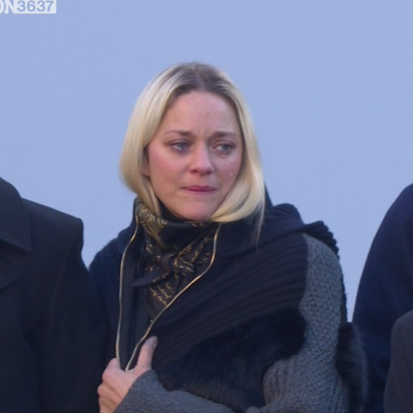 Marion Cotillard en larmes - Obsèques de Johnny Hallyday en l'église de la Madeleine à Paris. Le 9 décembre 2017.