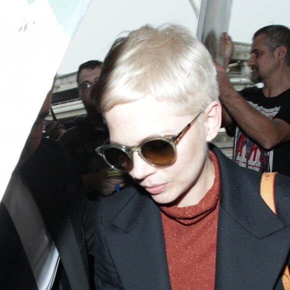 Michelle Williams prend un vol à l'aéroport LAX de Los Angeles, le 8 janvier 2018.