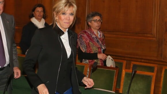 Brigitte Macron audacieuse en pantalon en cuir, aux côtés de Stéphane Bern