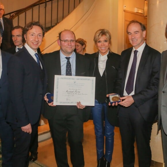 Semi-exclusif - Stéphane Bern, Raphaël Spine (Prix histoire 2017 pour l'ouvrage "Histoire du STO - édition Perrin 2017), Brigitte Macron (Trogneux), Guillaume d'Andlau (président de l'association "les châteaux forts d'Alsace"), Xavier Darcos (président de l'Institut français) - Remise du prix 2017 "Institut de France / Fondation Stéphane Bern pour l'histoire et le patrimoine" à l'Institut de France à Paris, France, le 11 janvier 2018.  © CVS/Bestimage