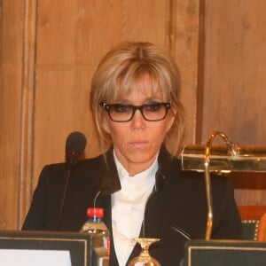 Semi-exclusif - Brigitte Macron (Trogneux) - Remise du prix 2017 "Institut de France / Fondation Stéphane Bern pour l'histoire et le patrimoine" à l'Institut de France à Paris, France, le 11 janvier 2018. © CVS/Bestimage