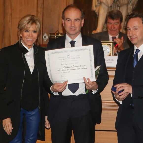 Semi-exclusif - Brigitte Macron (Trogneux), Guillaume d'Andlau (Prix Patrimopine 2017 pour "Le chemin des châteaux forts d'Alsace"), Stéphane Bern - Remise du prix 2017 "Institut de France / Fondation Stéphane Bern pour l'histoire et le patrimoine" à l'Institut de France à Paris, France, le 11 janvier 2018. © CVS/Bestimage