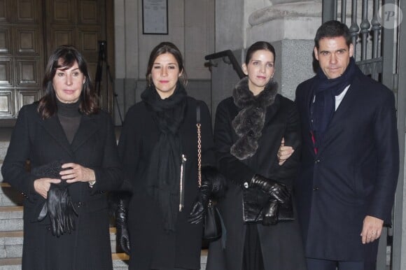 Carmen Martinez-Bordiu, sa fille Cynthia Rossi et son fils Louis de Bourbon avec son épouse María Margarita Vargas Santaella lors de la messe de funérailles de Carmen Franco, leur mère et grand-mère, le 11 janvier 2018 en l'église San Francisco de Borja à Madrid. Fille unique de Francisco Franco, Carmen Franco est décédée le 29 décembre 2017 à l'âge de 91 ans.