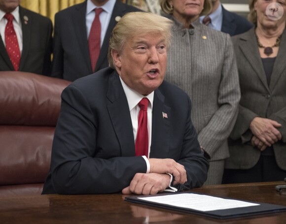 Le président des États-Unis Donald J. Trump signe un projet visant à empêcher la circulation des opioïdes aux États-Unis dans le bureau ovale de la Maison-Blanche à Washington, The District, Etats-Unis, le mercredi 10 janvier 2018.