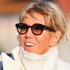 La Première dame Brigitte Macron (Trogneux) (manteau Olivier Rousteing pour Balmain) - Le président de la République et sa femme la Première dame visitent la Cité interdite avec des élèves de l'établissement français Charles de Gaulle de Pékin et d'une école chinoise à Pékin lors de la visite d'Etat de trois jours en Chine, le 9 janvier 2018. © Christian Liewig/Pool/Bestimage