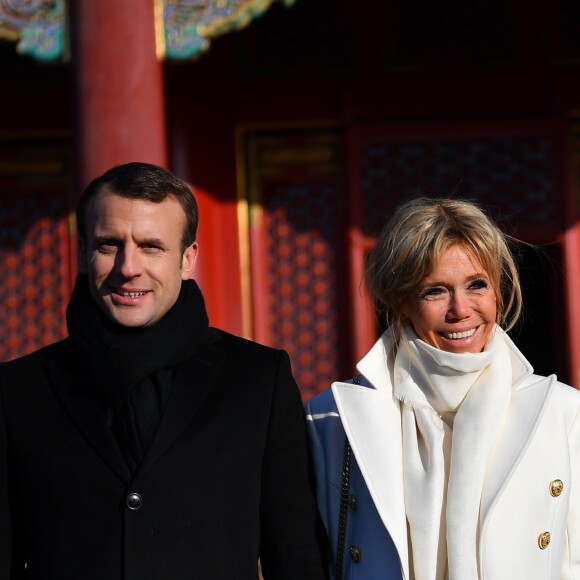 Le président de la République Emmanuel Macron et sa femme la Première dame Brigitte Macron (Trogneux) (manteau Olivier Rousteing pour Balmain) - Le président de la République et sa femme la Première dame visitent la Cité interdite avec des élèves de l'établissement français Charles de Gaulle de Pékin et d'une école chinoise à Pékin lors de la visite d'Etat de trois jours en Chine, le 9 janvier 2018. © Christian Liewig/Pool/Bestimage