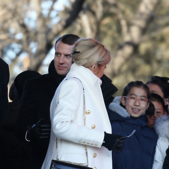 Le président de la République Emmanuel Macron et sa femme la Première dame Brigitte Macron (Trogneux) (manteau Olivier Rousteing pour Balmain, sac Balmain) - Le président de la République et sa femme la Première dame visitent la Cité interdite avec des élèves de l'établissement français Charles de Gaulle de Pékin et d'une école chinoise à Pékin lors de la visite d'Etat de trois jours en Chine, le 9 janvier 2018. © Dominique Jacovides/Bestimage