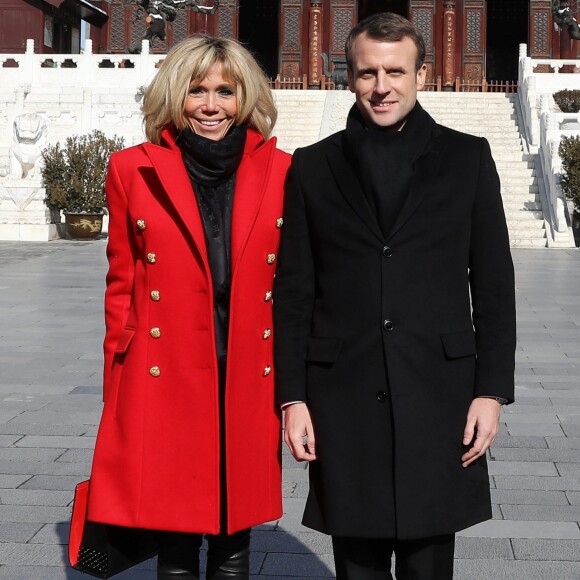 Le président de la République française Emmanuel Macron et sa femme la Première dame Brigitte Macron (Trogneux) (manteau Olivier Rousteing pour Balmain) - Le président de la République française et sa femme la Première dame visitent la Grande pagode de l'oie sauvage de Xi'an lors lors de la visite d'Etat de trois jours en Chine, à Xi'an, province de Shaanxi, Chine, le 8 janvier 2018. © Dominique Jacovides/Bestimage