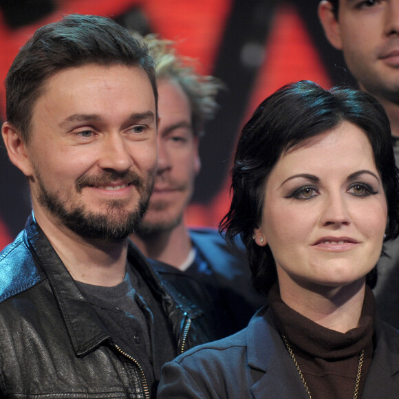 Dolores O'Riordan et Mike Hogan lors du passage de The Cranberries le 21 février 2012 dans une émission télé à Milan.