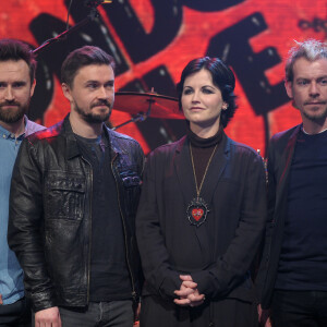 Noel et Mike Hogan, Dolores O'Riordan et Fergal Lawler lors du passage de The Cranberries le 21 février 2012 dans une émission télé à Milan.