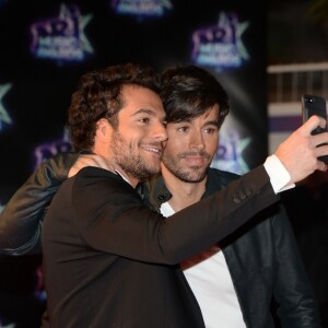 Amir et Enrique Iglesias (selfie) lors de la 18ème cérémonie des "NRJ Music Awards" au Palais des Festivals à Cannes, le 12 novembre 2016. © Rachid Bellak/Bestimage