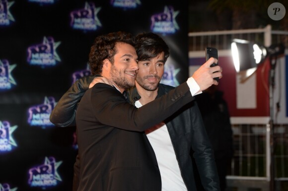 Amir et Enrique Iglesias (selfie) lors de la 18ème cérémonie des "NRJ Music Awards" au Palais des Festivals à Cannes, le 12 novembre 2016. © Rachid Bellak/Bestimage