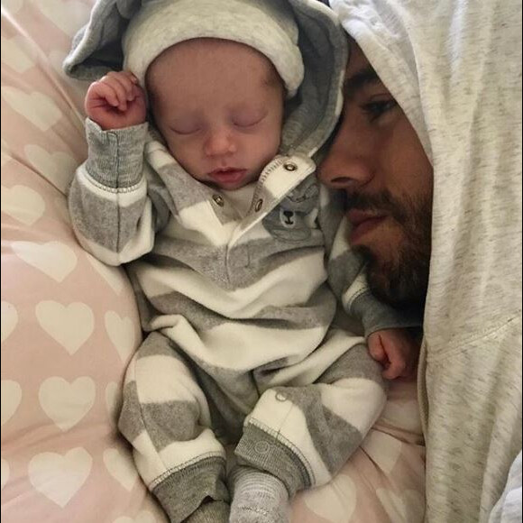 Enrique Iglesias pose avec l'un de ses jumeaux sur Instagram le 16 janvier 2018.