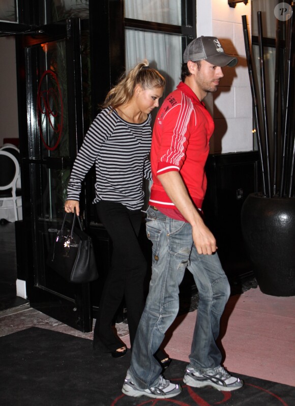 Enrique Iglesias et Anna Kournikova quittent un restaurant de Miami le 26 janvier 2012.