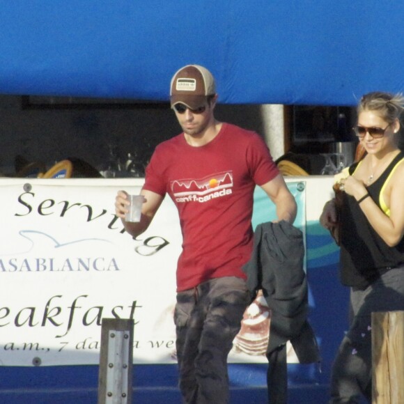 Enrique Iglesias et Anna Kournikova vont faire une balade en mer à Miami le 10 novembre 2011.