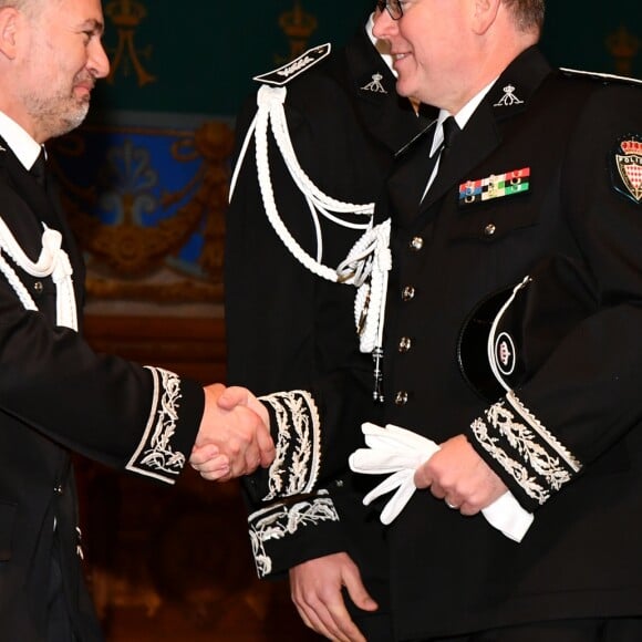 Le prince Albert II de Monaco, à droite, salue Christophe Haget, commissaire principal de la police monégasque, durant la traditionnelle cérémonie des voeux de la Sureté Publique de Monaco le 16 janvier 2018. © Bruno Bebert / Bestimage  Prince Albert II of Monaco during the traditional ceremony of the wishes of the Public Security of Monaco on january 16th 201816/01/2018 - Monaco