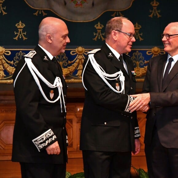 Le prince Albert II de Monaco avec Richard Marangoni, directeur de la sûreté publique de Monaco, et Serge Telle, le ministre d'Etat de la Principauté, durant la traditionnelle cérémonie des voeux de la Sureté Publique de Monaco le 16 janvier 2018. © Bruno Bebert / Bestimage