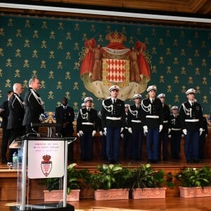 Le prince Albert II de Monaco et les 19 fonctionnaires de police distingués durant la traditionnelle cérémonie des voeux de la Sureté Publique de Monaco le 16 janvier 2018. © Bruno Bebert / Bestimage