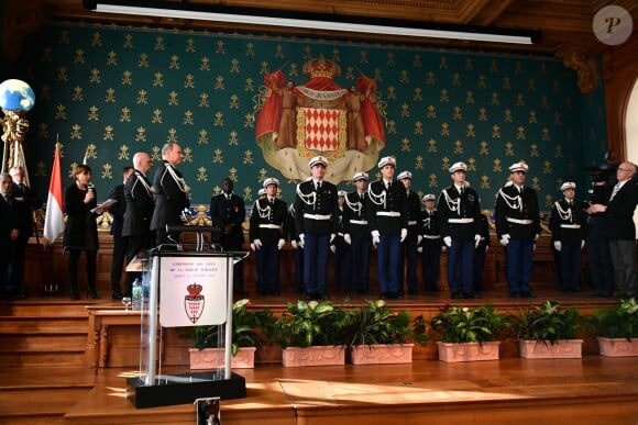 Le prince Albert II de Monaco et les 19 fonctionnaires de police distingués durant la traditionnelle cérémonie des voeux de la Sureté Publique de Monaco le 16 janvier 2018. © Bruno Bebert / Bestimage