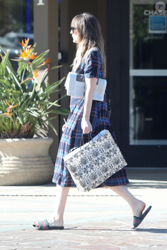 Exclusif - Dakota Johnson est allée chercher des journaux et des cafés en sortant de chez son amoureux Chris Martin à Malibu. Le 16 janvier 2018