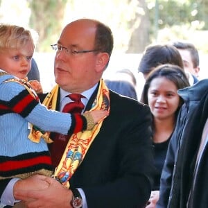 Le prince Jacques dans les bras de son père le prince Albert II de Monaco à la représentation du 21 janvier 2018 du 42e Festival International du Cirque de Monte-Carlo, sous le chapiteau de Fontvieille. © Olivier Huitel / Pool Monaco / Bestimage