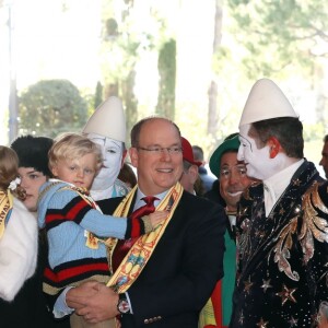 Le prince Albert II de Monaco avait amené ses enfants le prince héréditaire Jacques et la princesse Gabriella, aux côtés de la princesse Stéphanie et ses filles Pauline Ducruet et Camille Gottlieb, à la représentation du 21 janvier 2018 du 42e Festival International du Cirque de Monte-Carlo, sous le chapiteau de Fontvieille. © Olivier Huitel / Pool Monaco / Bestimage