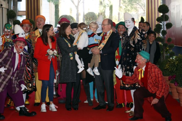 Le prince Albert II de Monaco avait amené ses enfants le prince héréditaire Jacques et la princesse Gabriella, aux côtés de la princesse Stéphanie et ses filles Pauline Ducruet et Camille Gottlieb, à la représentation du 21 janvier 2018 du 42e Festival International du Cirque de Monte-Carlo, sous le chapiteau de Fontvieille. © Olivier Huitel / Pool Monaco / Bestimage