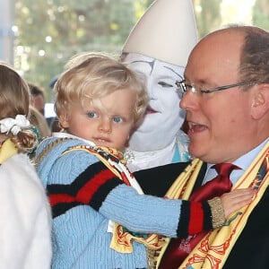 Le prince Jacques dans les bras de son père le prince Albert II de Monaco à la représentation du 21 janvier 2018 du 42e Festival International du Cirque de Monte-Carlo, sous le chapiteau de Fontvieille. © Olivier Huitel / Pool Monaco / Bestimage