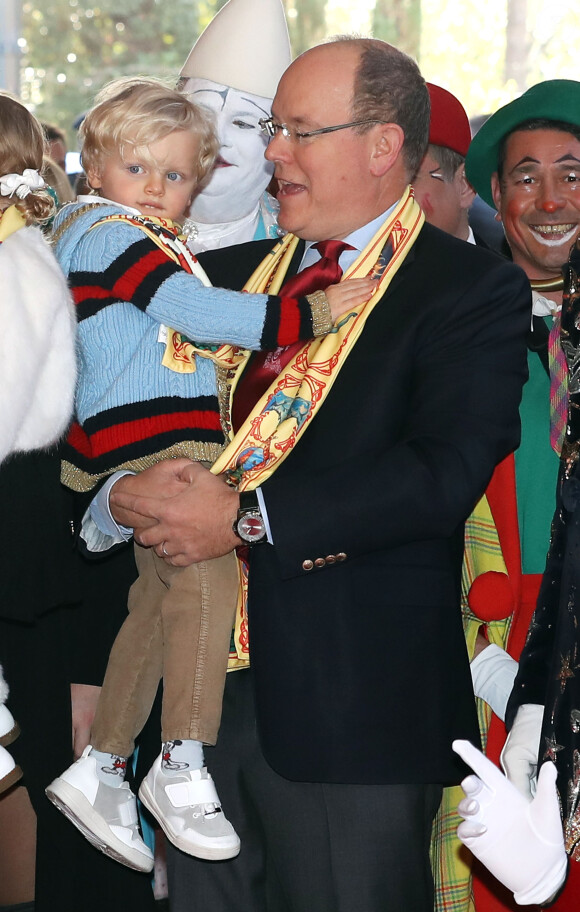 Le prince Jacques dans les bras de son père le prince Albert II de Monaco à la représentation du 21 janvier 2018 du 42e Festival International du Cirque de Monte-Carlo, sous le chapiteau de Fontvieille. © Olivier Huitel / Pool Monaco / Bestimage