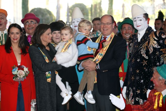 Le prince Albert II de Monaco avait amené ses enfants le prince héréditaire Jacques et la princesse Gabriella, aux côtés de la princesse Stéphanie et ses filles Pauline Ducruet et Camille Gottlieb, à la représentation du 21 janvier 2018 du 42e Festival International du Cirque de Monte-Carlo, sous le chapiteau de Fontvieille. © Olivier Huitel / Pool Monaco / Bestimage