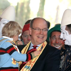 Le prince Albert II de Monaco avait amené ses enfants le prince héréditaire Jacques et la princesse Gabriella, aux côtés de la princesse Stéphanie et ses filles Pauline Ducruet et Camille Gottlieb, à la représentation du 21 janvier 2018 du 42e Festival International du Cirque de Monte-Carlo, sous le chapiteau de Fontvieille. © Olivier Huitel / Pool Monaco / Bestimage