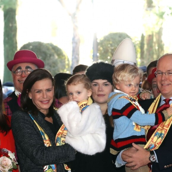 Le prince Albert II de Monaco avait amené ses enfants le prince héréditaire Jacques et la princesse Gabriella, aux côtés de la princesse Stéphanie et ses filles Pauline Ducruet et Camille Gottlieb, à la représentation du 21 janvier 2018 du 42e Festival International du Cirque de Monte-Carlo, sous le chapiteau de Fontvieille. © Olivier Huitel / Pool Monaco / Bestimage