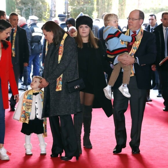 Le prince Albert II de Monaco avait amené ses enfants le prince héréditaire Jacques et la princesse Gabriella, aux côtés de la princesse Stéphanie et ses filles Pauline Ducruet et Camille Gottlieb, à la représentation du 21 janvier 2018 du 42e Festival International du Cirque de Monte-Carlo, sous le chapiteau de Fontvieille. © Olivier Huitel / Pool Monaco / Bestimage