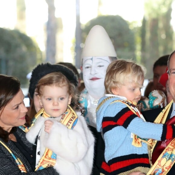 La princesse Gabriella de Monaco dans les bras de la princesse Stéphanie et le prince Jacques dans ceux du prince Albert II de Monaco, avec Pauline Ducruet (à gauche) lors de la représentation du 21 janvier 2018 du 42e Festival International du Cirque de Monte-Carlo, sous le chapiteau de Fontvieille. © Olivier Huitel / Pool Monaco / Bestimage