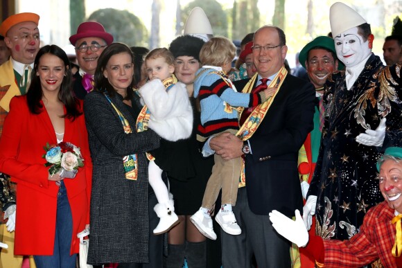 Le prince Albert II de Monaco avait amené ses enfants le prince héréditaire Jacques et la princesse Gabriella, aux côtés de la princesse Stéphanie et ses filles Pauline Ducruet et Camille Gottlieb, à la représentation du 21 janvier 2018 du 42e Festival International du Cirque de Monte-Carlo, sous le chapiteau de Fontvieille. © Olivier Huitel / Pool Monaco / Bestimage
