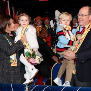 La princesse Gabriella de Monaco dans les bras de la princesse Stéphanie et le prince Jacques dans ceux du prince Albert II de Monaco lors de la représentation du 21 janvier 2018 du 42e Festival International du Cirque de Monte-Carlo, sous le chapiteau de Fontvieille. © Olivier Huitel / Pool Monaco / Bestimage