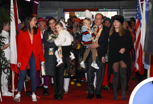 Le prince Albert II de Monaco avait amené ses enfants le prince héréditaire Jacques et la princesse Gabriella, aux côtés de la princesse Stéphanie et ses filles Pauline Ducruet et Camille Gottlieb, à la représentation du 21 janvier 2018 du 42e Festival International du Cirque de Monte-Carlo, sous le chapiteau de Fontvieille. © Olivier Huitel / Pool Monaco / Bestimage