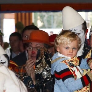 La princesse Gabriella de Monaco dans les bras de la princesse Stéphanie et le prince Jacques dans ceux du prince Albert II de Monaco lors de la représentation du 21 janvier 2018 du 42e Festival International du Cirque de Monte-Carlo, sous le chapiteau de Fontvieille. © Olivier Huitel / Pool Monaco / Bestimage