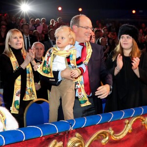 La princesse Gabriella de Monaco sur les genoux de la princesse Stéphanie et le prince Jacques dans les bras du prince Albert II de Monaco sous le regard de Pauline Ducruet et Camille Gottlieb lors de la représentation du 21 janvier 2018 du 42e Festival International du Cirque de Monte-Carlo, sous le chapiteau de Fontvieille. © Olivier Huitel / Pool Monaco / Bestimage