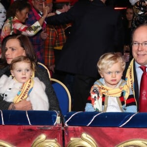 Le prince Albert II de Monaco avait amené ses enfants le prince héréditaire Jacques et la princesse Gabriella, sur les genoux de la princesse Stéphanie, à la représentation du 21 janvier 2018 du 42e Festival International du Cirque de Monte-Carlo, sous le chapiteau de Fontvieille. © Olivier Huitel / Pool Monaco / Bestimage