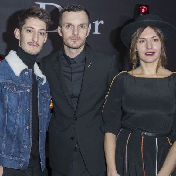 Kris Van Assche entre Pierre Niney et sa compagne Natasha Andrews - Défilé de mode Dior Homme collection Automne/Hiver 2018/2019 à Paris, le 20 janvier 2018. © Olivier Borde/Bestimage