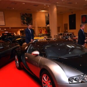 Le prince Albert II de Monaco inaugurait avec David Coulthard l'exposition "Bugatti de 1923 à 2016" aux Terrasses de Fontvieille le 23 décembre 2017. © Jean-Charles Vinaj/Bruno Bebert/Pool Restreint Monaco/Bestimage-Crystal