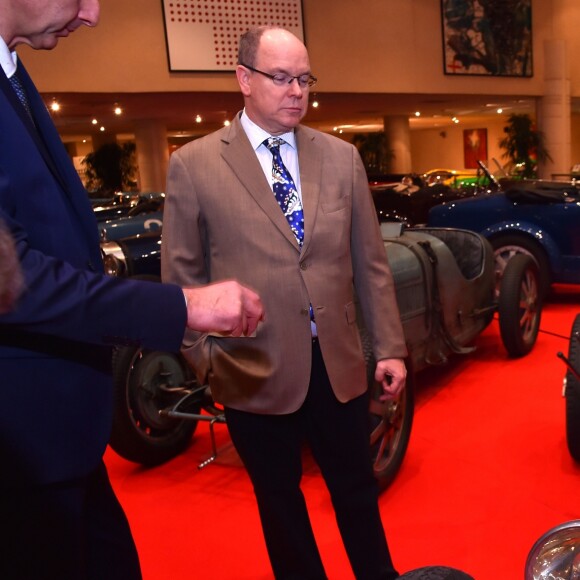 Le prince Albert II de Monaco inaugurait avec David Coulthard l'exposition "Bugatti de 1923 à 2016" aux Terrasses de Fontvieille le 23 décembre 2017. © Jean-Charles Vinaj/Bruno Bebert/Pool Restreint Monaco/Bestimage-Crystal