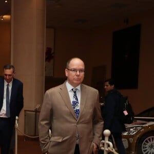 Le prince Albert II de Monaco inaugurait avec David Coulthard l'exposition "Bugatti de 1923 à 2016" aux Terrasses de Fontvieille le 23 décembre 2017. © Jean-Charles Vinaj/Bruno Bebert/Pool Restreint Monaco/Bestimage-Crystal