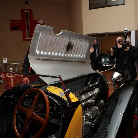 Le prince Albert II de Monaco inaugurait avec David Coulthard l'exposition "Bugatti de 1923 à 2016" aux Terrasses de Fontvieille le 23 décembre 2017. © Jean-Charles Vinaj/Bruno Bebert/Pool Restreint Monaco/Bestimage-Crystal