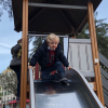 Le prince Jacques fait du toboggan. La princesse Charlene de Monaco a publié le 21 janvier 2018 sur son compte Instagram des photos de ses enfants le prince Jacques et la princesse Gabriella prises lors d'une "matinée fun" où ils ont joué au square et visité l'exposition Bugatti aux Terrasses de Fontvieille.
