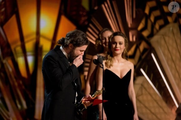 Casey Affleck reçoit l'Oscar du meilleur acteur pour le film 'Manchester by the Sea' sous les yeux de Brie Larson - le 26 février 2017
