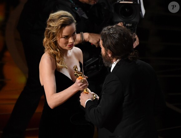 Casey Affleck reçoit l'Oscar du meilleur acteur pour le film 'Manchester by the Sea' sous les yeux de Brie Larson - le 26 février 2017